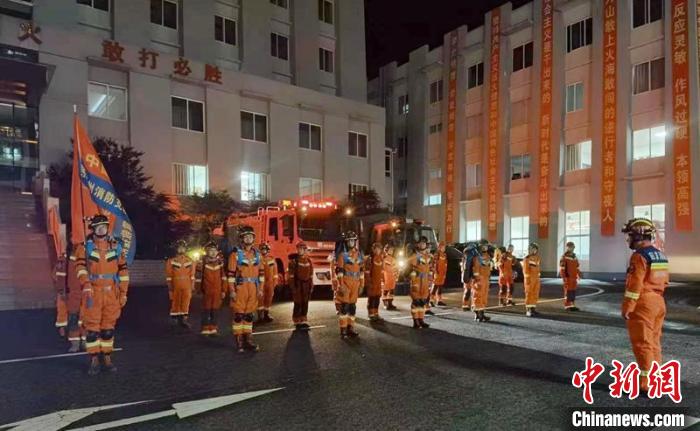 四川消防救援总队派出救援力量赶赴震中侦察灾情。　四川消防供图