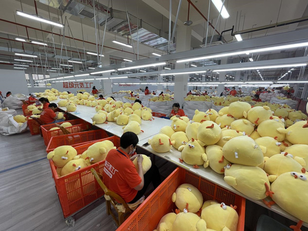 安康米小点品牌管理有限公司的厂房内，工人们正在制作“墩墩鸡”。人民网贾凯璐 摄