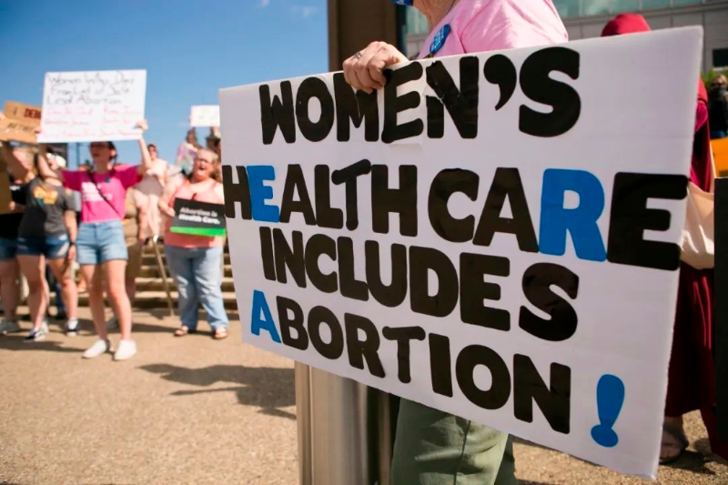 女报评论〡确立堕胎权的判例被推翻，美国妇女人权大倒退