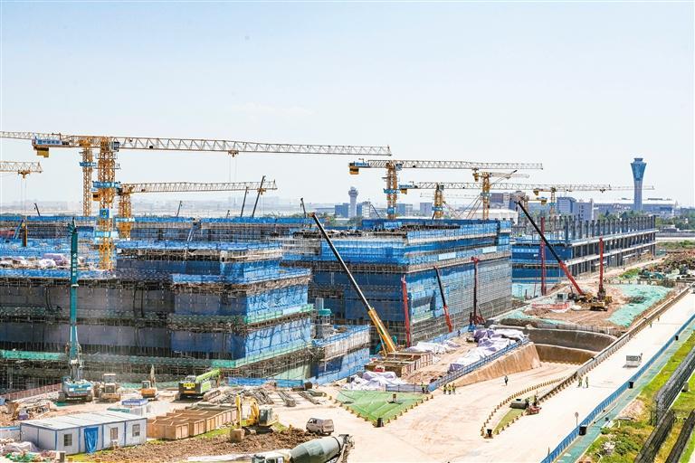 西安咸阳国际机场三期扩建工程 东航站楼主体结构提前一个月封顶
