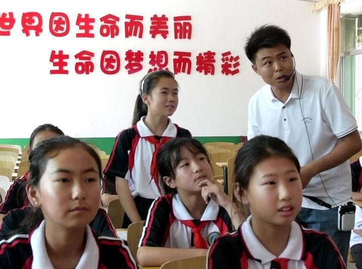 6月30日，陕西省商洛市洛南县古城镇中心小学教师刘鑫在授课。新华社记者 李亚楠 摄