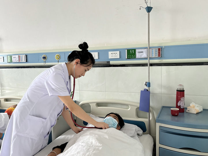 7月12日，陕西省商洛市山阳县人民医院医生张倩在查房。新华社发（受访者供图）