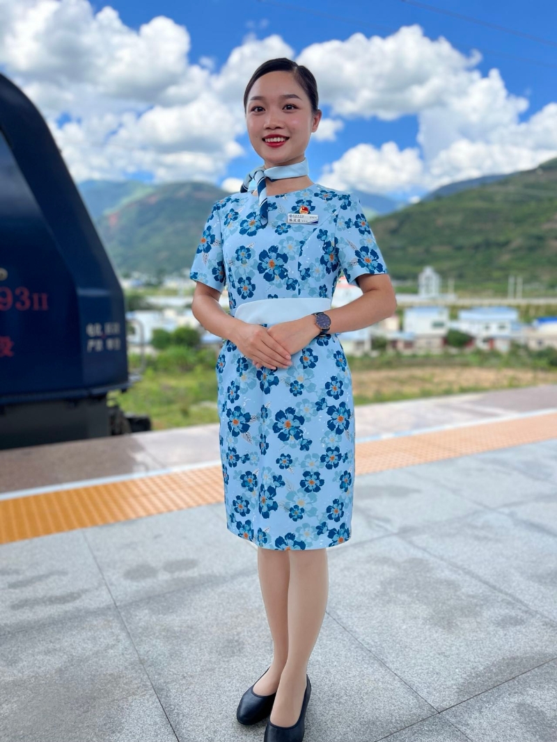 【发现最美铁路】中老铁路上的傣族姑娘 用老挝语讲述中国故事