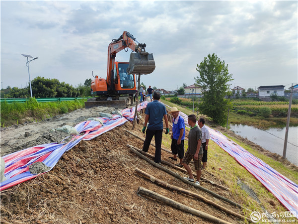 8月17日，汉中石门灌区铺镇管理站组织紧急抢险，对南干渠三支渠肋巴沟水库滑坡段进行抗滑桩施工，以实际行动组织抗旱。（摄影 李琪）