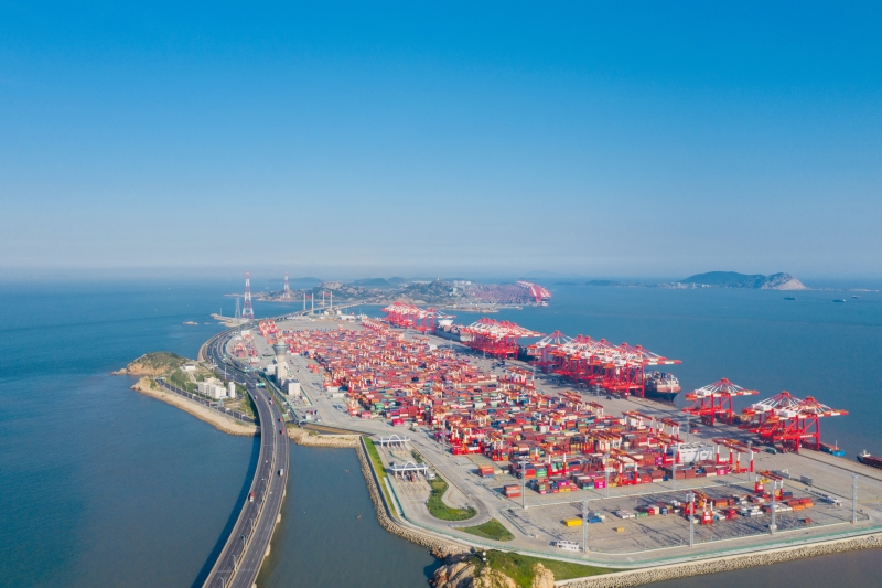 港口雄开万里流 | 生产效率提两倍，人工降七成！上海港码头的全业务自动化探索