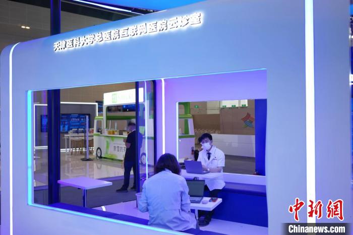 在天津医科大学总医院展厅，医生在“云诊室”通过互联网医院接诊患者。　佟郁 摄