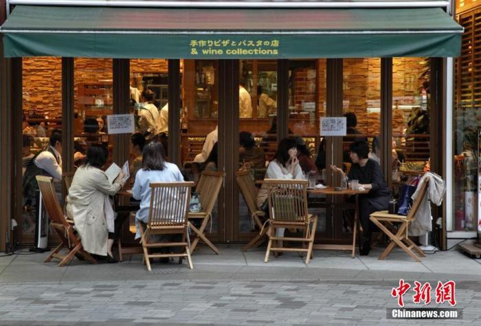 资料图：东京民众在室外喝下午茶。疫情严峻<a target='_blank' href='/'>中新社</a>记者 吕少威 摄
