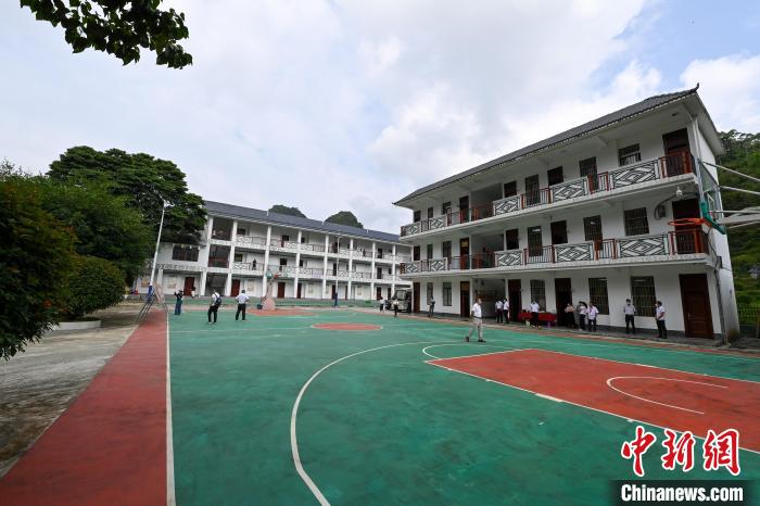 南坡乡国门党校由撤并后的西边校弘小学校园改造而成。　王以照 摄