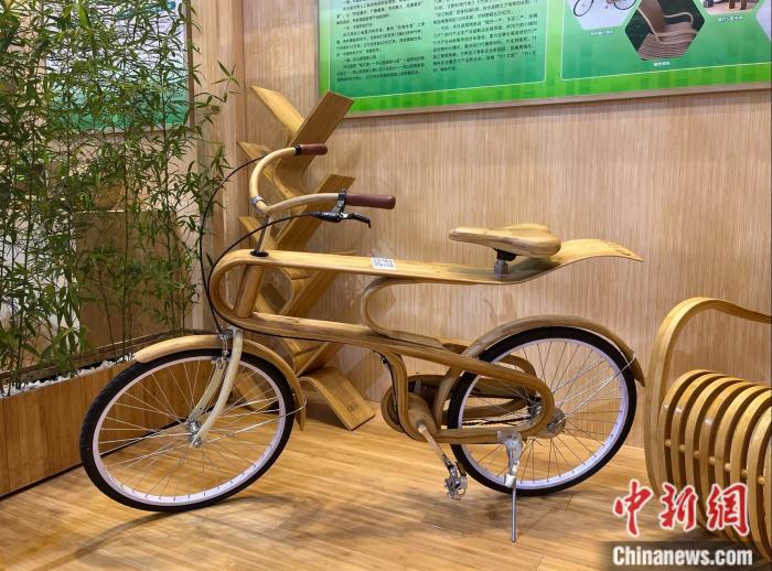 服贸会上展示的考量一款“竹”自行车。 中新财经记者 左宇坤 摄
