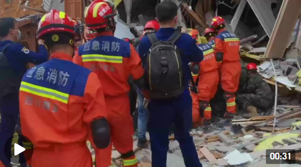 四川泸定地震震中磨西镇1人被成功救出 救援现场视频