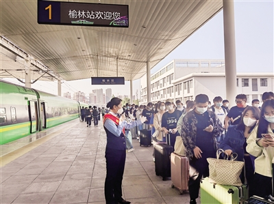 坐上专列去上学 陕西铁路今秋开行首趟学生专列