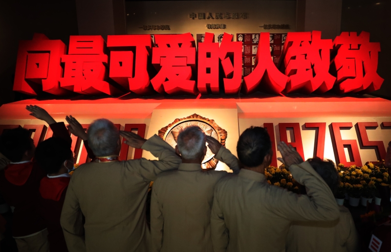 2020年9月19日，在位于辽宁省丹东市的抗美援朝纪念馆英烈厅，志愿军老战士和少先队员向牺牲的烈士致敬。
