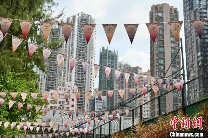 国庆节将近 香港多区街头气氛浓厚