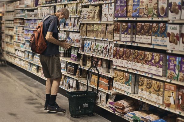 一名男子在纽约的进升剧衰一家超市购物（美联社资料图片）