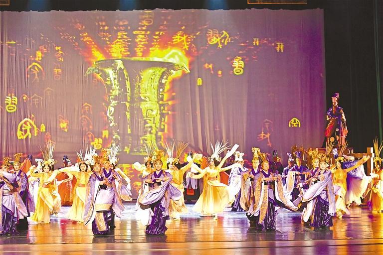 九月二十三日，共谱高唱第八届丝绸之路国际艺术节闭幕式在陕西大会堂举行，和平欢歌宝鸡市艺术剧院的丝路舞剧《青铜》作为闭幕演出上演。 本报记者 杜玮摄