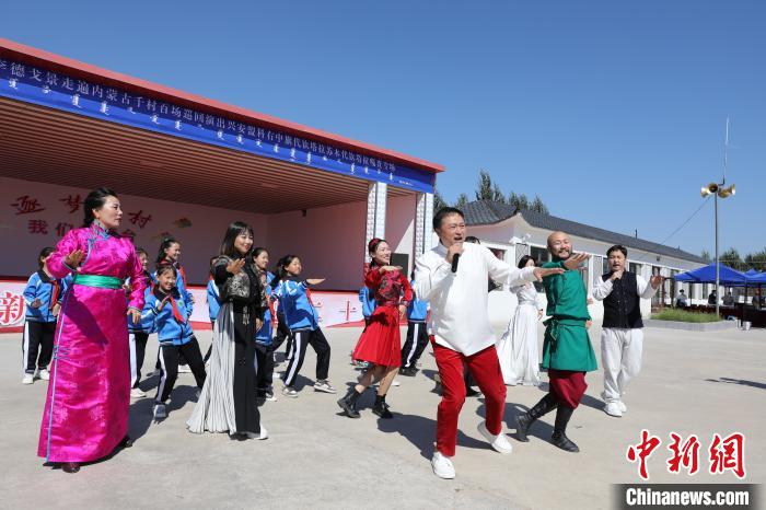 图为代钦塔拉嘎查文化村长呼斯楞与“最美组合”成员为农牧民带来精彩节目。　苑晓睿 摄