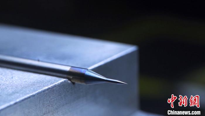 直径0.01毫米极小径铣刀。0.01毫米，是我国研制出的可量产的世界最小铣刀的直径。铣刀精细度能在一定程度上反映国家制造加工能力的强弱，是制造加工业的重要参考指标。 供图