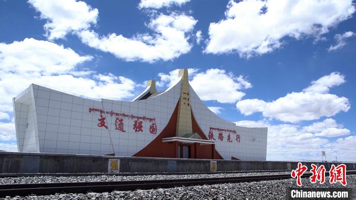 青海省格尔木市，由中国铁建建设的唐古拉车站是世界海拔最高的铁路车站，也是青藏铁路的重要旅游观光车站。 供图