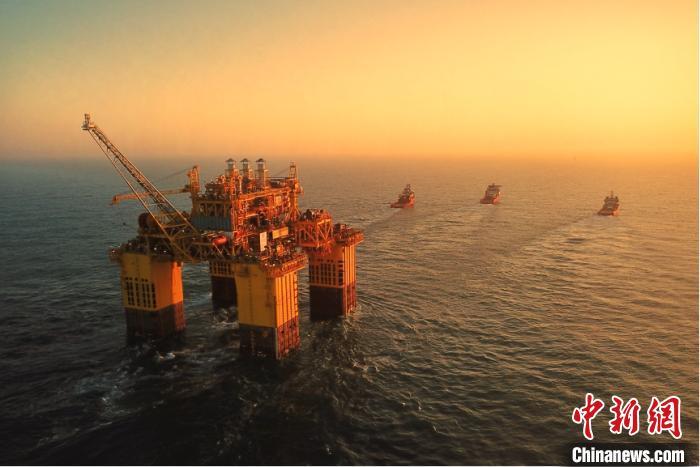 “深海一号”能源站在3艘大马力拖轮牵引下奔赴目标海域。　中国海油 供图 摄