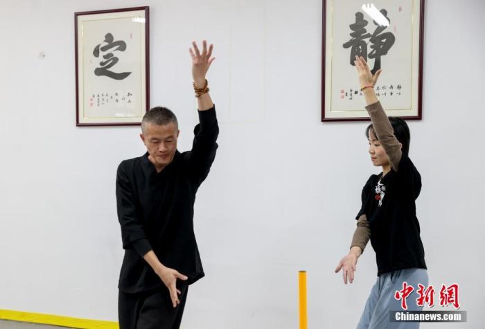 10月11日，馆传<strong></strong>在位于武汉市汉阳区的承武一家武馆，46岁的术文台胞陈文挺正在教学员练习八卦掌。中新社记者 张畅 摄