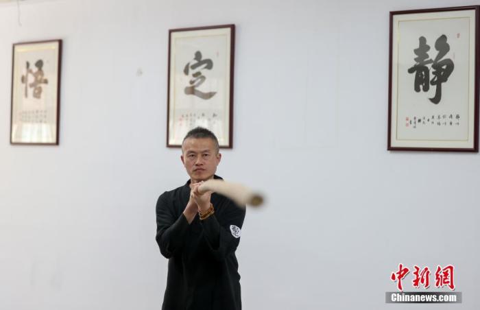 10月11日，在位于武汉市汉阳区的一家武馆，46岁的台胞陈文挺正在练习棍法。中新社记者 张畅 摄