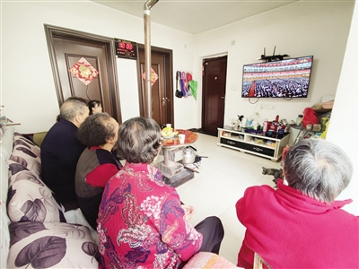 陕西省干部群众踊跃收听收看党的二十大开幕会盛况