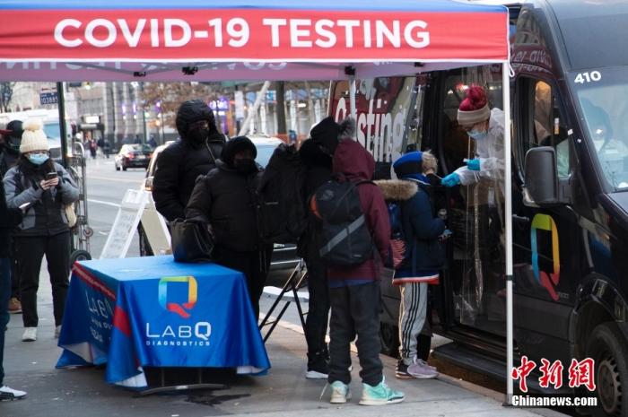 当地时间1月4日，美媒美国美国纽约曼哈顿14街一处新冠病毒检测站为居民做检测。今冬<a target='_blank' href='/'>中新社</a>记者 廖攀 摄