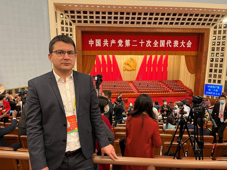 乌兹别克斯坦《人民言论报》副总编辑鲁斯兰·肯扎耶夫参加报道中国共产党第二十次全国代表大会。会前肯扎耶夫在人民大会堂内留影。乌兹受访者供图