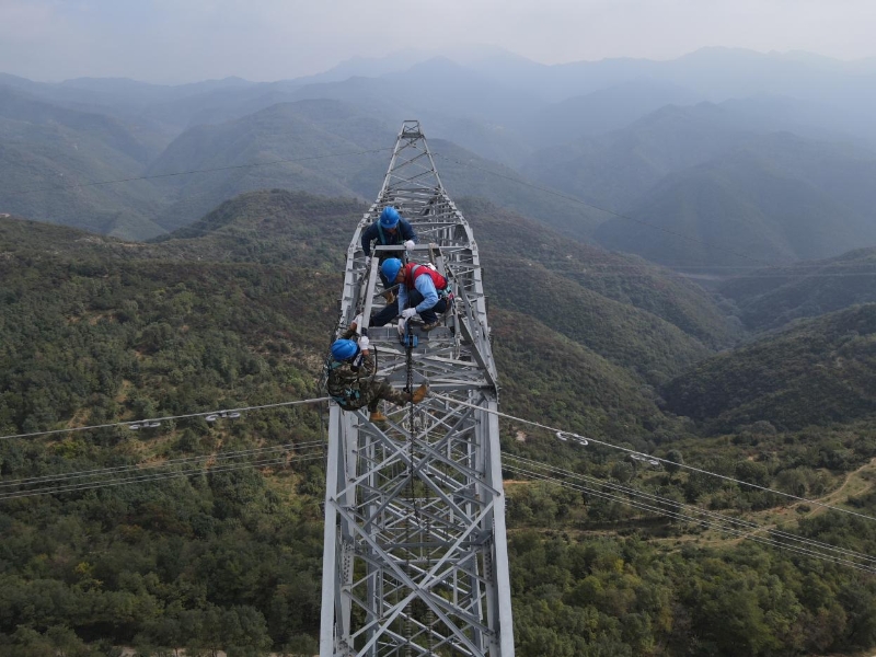 70米高的铁塔，郝晨飞与队员们在塔顶进行作业。（图片由国网山西超高压输电公司提供）