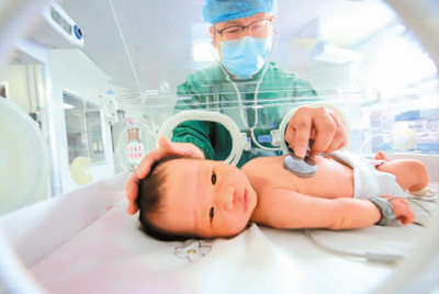 8月18日，河南省洛阳市汝阳县妇幼保健院医生在新生儿监护室工作。康红军摄（新华社发）