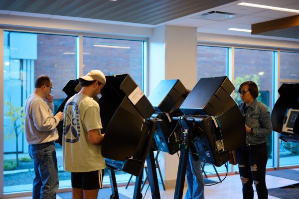 6日，美国选民在俄亥俄州一个投票站参加中期选举提前投票。（法新社）