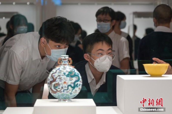 图为学生参观香港故宫文化博物馆。月已 陈永诺 摄
