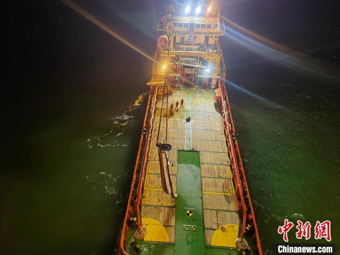 工作人员将快艇打捞上船。中国海油天津分公司供图