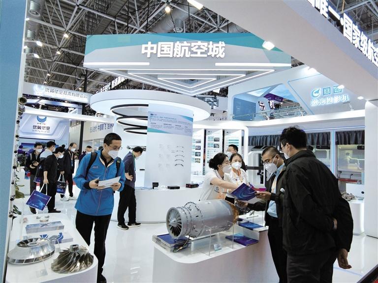 第十四届中国航展上，中国来自西安的各式航空航天高精尖产品备受瞩目。 杜飞摄