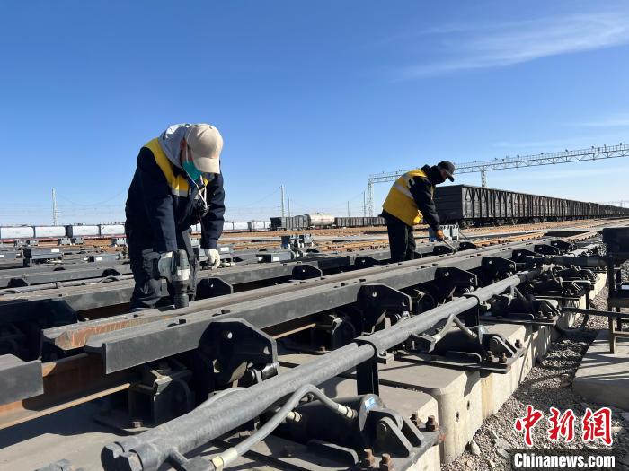 青藏高原最大编组场迎来入冬“体检”确保列车运输安全