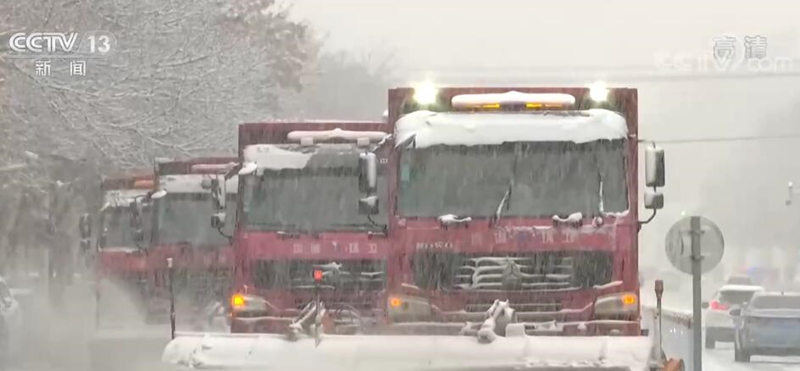 新疆塔城持续强降雪 多部门联合保畅通