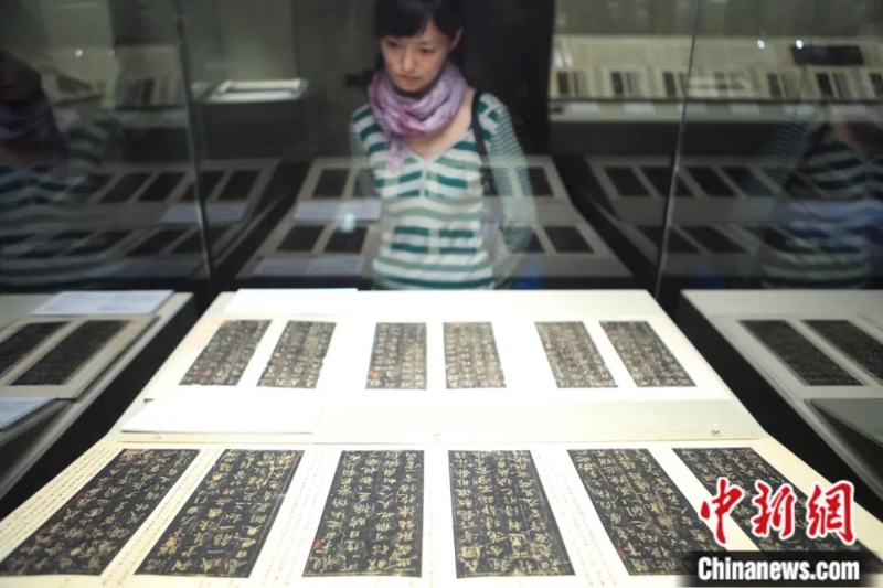 一名参观者在北京故宫博物院观看“兰亭拓本”。韦亮 摄