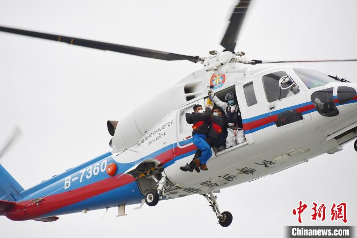 救助船、直升机海空联动 救下12名遇险人员 交通运输部东海救助局供图