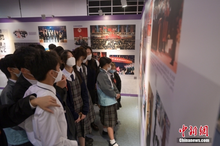 图为学生观赏展览。 中新社记者 陈永诺 摄 　 　 　 　 　