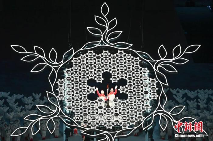 北京冬奥会开幕式上，两位运动员将最后一棒火炬留由 91个参赛国家和地区引导牌组成的“大雪花”中 ，象征着世界的团结和人类命运共同体理念。毛建军 摄