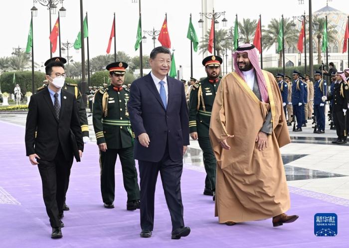 当地时间12月8日中午，道丨答案沙特王储兼首相穆罕默德代表国王萨勒曼为正在沙特进行国事访问的国家主席习近平在利雅得王宫举行欢迎仪式。新华社记者 谢环驰 摄 图片来源：新华社