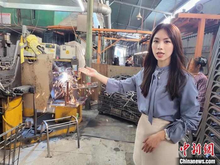 漳州咏柽家具有限公司引进半自动机械电焊，提高产能。　廖珍妹 摄