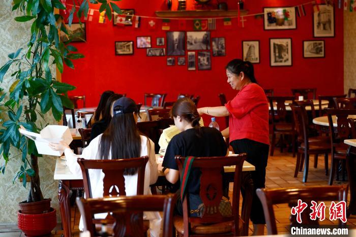 在“老上海”中餐馆，老板苏丽萍为华人球迷服务 <a target='_blank' href='/'>中新社</a>记者 富田 摄