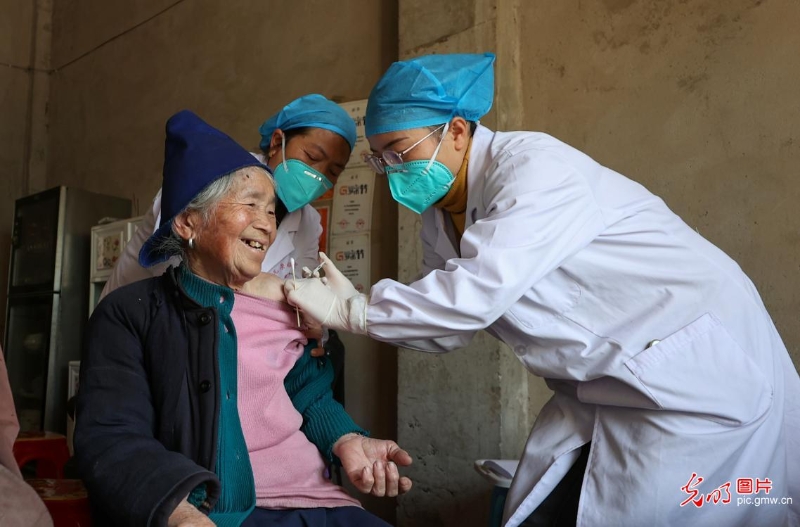 【同舟共济·同心抗疫】疫苗接种进村寨 服务保障老年人