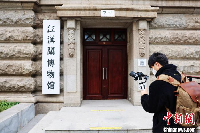 12月15日，在武汉江汉关博物馆门前的台湾青年。　董晓斌 摄