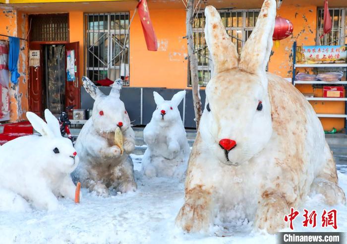 阿不都克因·阿不都哈德尔还准备在这些雪雕兔子旁制作一个雪雕老鹰，年用让雪雕作品更有故事性。传扬　杨俊钦 摄
