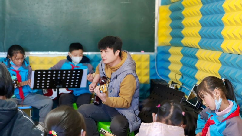 听见你，温暖你丨顾亚：在“云上学校”建乐队 用音乐带孩子们看世界