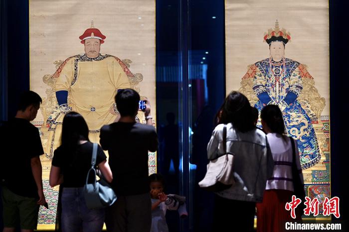 资料图：图为市民参观香港故宫文化博物馆举办的展览。 中新社记者 李志华 摄
