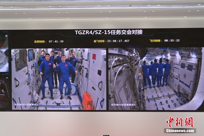 北京时间2022年11月30日7时33分，翘盼已久的神舟十四号航天员乘组顺利打开“家门”，热情欢迎远道而来的亲人入驻“天宫”。随后，“胜利会师”的两个航天员乘组，一起在中国人自己的“太空家园”里留下了一张足以载入史册的太空合影。汪江波 摄