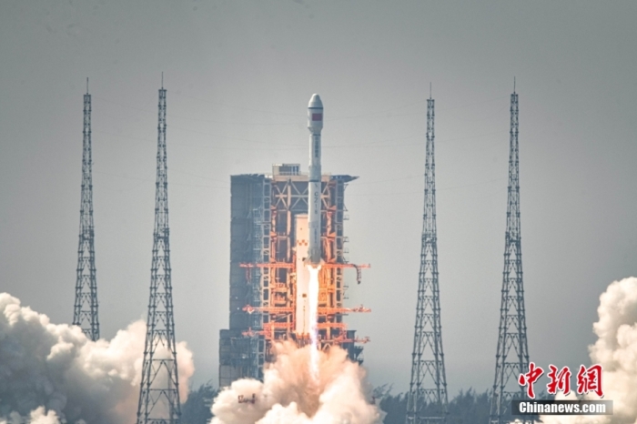 2022年2月27日，长征八号遥二运载火箭在中国文昌航天发射场发射升空，此次长征八号遥二运载火箭一次发射22颗商业卫星，创造了中国一次发射卫星数量最多的纪录。<a target='_blank' href='/'>中新社</a>发 刘帅冶 摄
